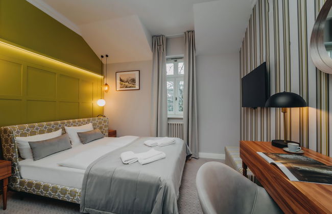 Platinum Adults - Photo 3