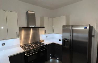 Modern Spacious 4 Bedroom Home in Greater Ldn With Garden & Parking - Photo 10