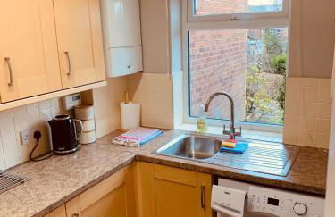 2 bedroom house walking distance to city centre WITH FREE PARKING - Photo 14
