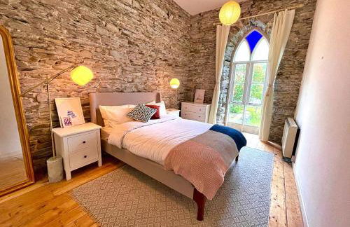 Finest Retreats - Luxury Converted Chapel with Hot Tub & Games Room - Photo 2