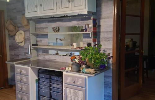 Fully Updated 3-Bedroom Ranch with Stylish Interiors, Full Furnishings, and Backyard Hangout Spaces - Foto 6