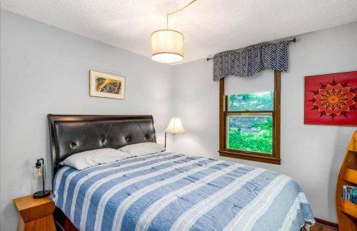 Cozy Lake House with Fireplace, Views, Close to Skiing! - Foto 12