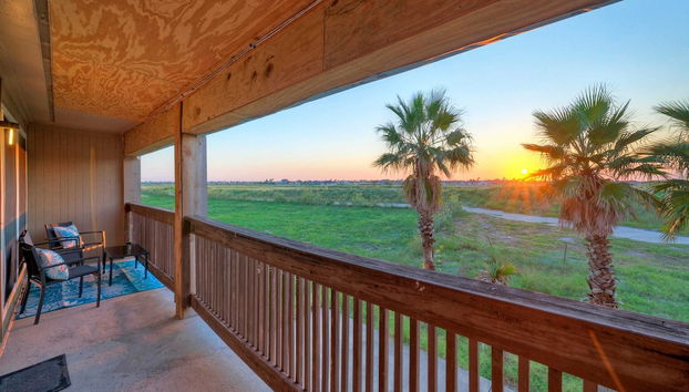 Minutes to the Beach, Pool, Balcony w/ Nature Views Compass 17 by Avantstay - Foto 2, Interior