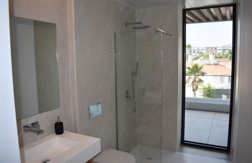 Luxury complex beachfront apartment, infinity pool, sauna, gym and large terrace - Foto 16