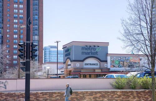 Chic East Side 1BR Apt with Balcony, Pool, and Gym - Foto 52