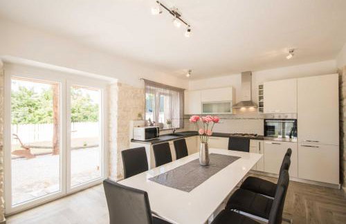 Villa Milena, a Rustic Summer Haven with Pool, Pets Welcome! - Foto 25