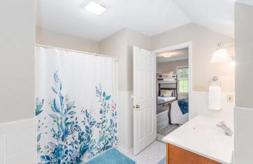 Family and Pet Friendly Retreat with Sauna, Firepit, Pond Views Near Route 151 Wineries - Foto 23