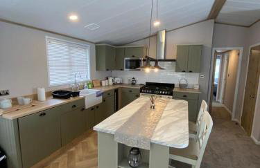 Willow Lodge with Hot Tub - Foto 11