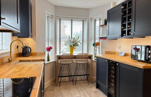 4BR - 3BA - Fast Wi-Fi - Free Parking - Garden - EV Point - Photo 8