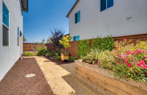 Elegant and Spacious Retreat with Yard in Woodland! - Foto 34