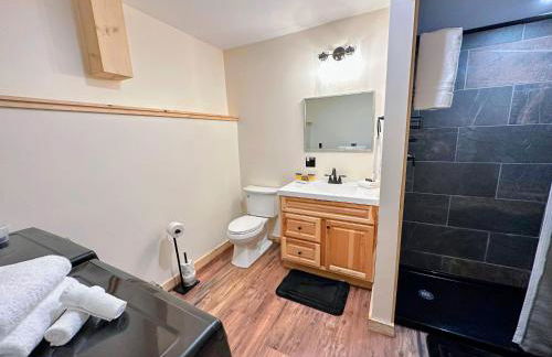 31R Brand new log home on quiet side street in Bethlehem, close to Main Street! 20 min to skiing - Foto 46