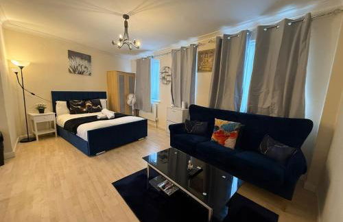 Double bed Quinton ,Studio Fast WiFi,Netflix, No deposit Required - Foto 7