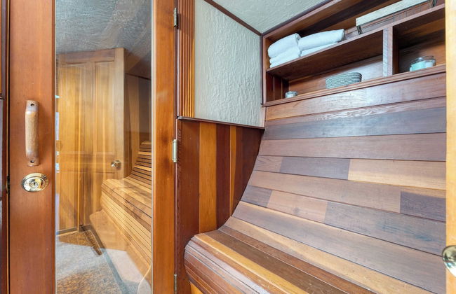 Riversong Lodge by Avantstay Sauna + Hot Tub On The Truckee River - Photo 21