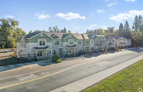 Modern Spacious Pool Apartment PET FRIENDLY - Photo 5