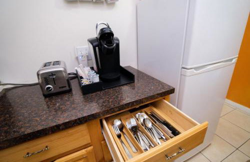 Elegant 2 Bedroom Suite w Modern Amenities - Foto 21