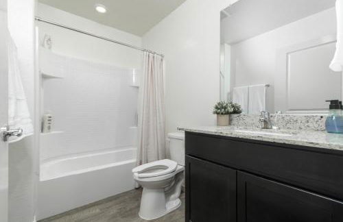 Spacious Family Oasis ~ PoolTable ~ Backyard ~ Pkg - Foto 24