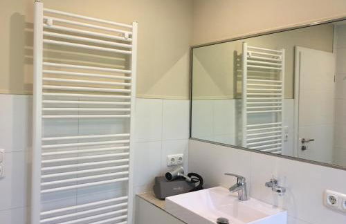 KOMPLETTES FERIENHAUS POTSDAM BERLIN GÄSTEHAUS IN SEENÄHE 95qm2 MONTEURZIMMER - Foto 13