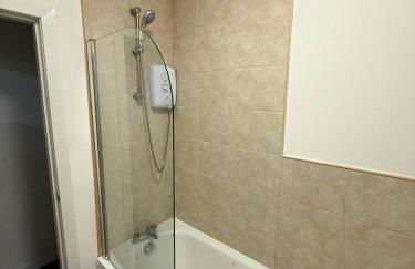 Modern 2-BDR APT in Ashton-under-Lyne By Kammili Properties Short Lets - Foto 13