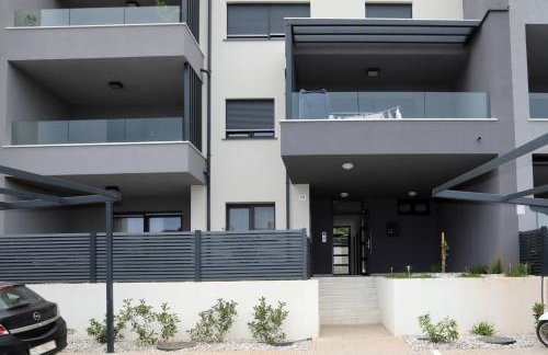 New luxury air-conditioned apartment, with jacuzzi, free parking and gardens - Foto 26