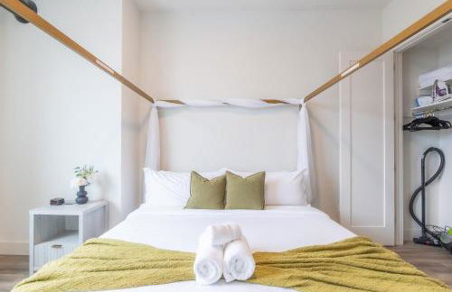 Emerald Escape, Free Parking, 2 Bath, Sleeps 8 Near American Dream and The Airport, King Bed and 2 Queen Beds, Washer and Dryer - Foto 12