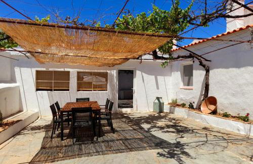 StoryHouse33 - Casa com histórias, pátio e jacuzzi - Foto 10