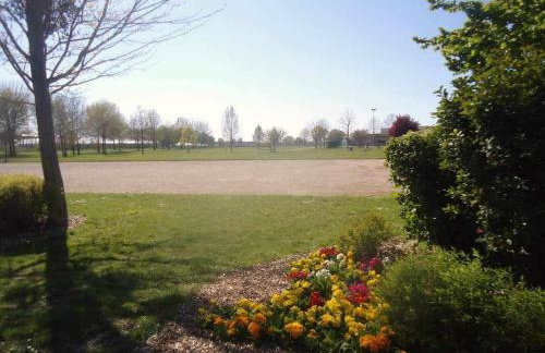 Airport Paris Eiffel Tower Center Roissy CDG - Foto 28