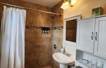 Prime Location Gateway with Pool & Patios, Near Beaches, Groceries and Restaurants - Photo 31