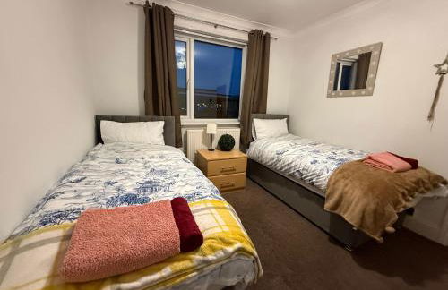 Stunning 2 Bedroom Bungalow - Free Parking - Convenient Location - Foto 9