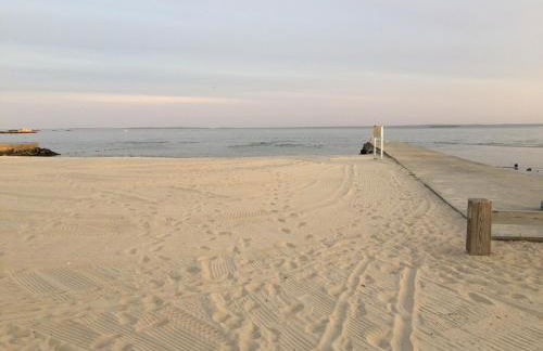 Adorable Beach Cottage - Private Beach Association - Foto 2