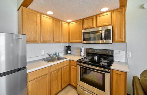 Corner Queen Fireplace Studio - No Stairs - Ocean View - Pool & Hot Tub - Foto 9