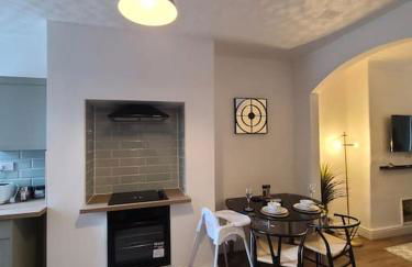 Business Friendly 2BR House Sleeps 5, Wi-Fi, Workspace & Free Parking - Foto 8