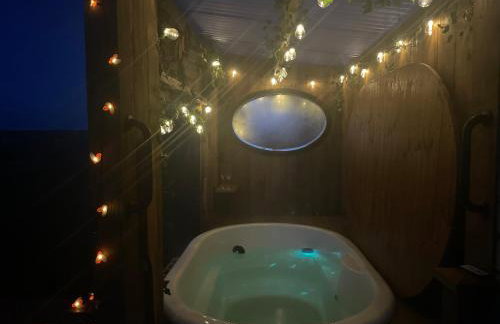 Cuddles & Bubbles Cozy Cabin with jacuzzi spa hot tub - Foto 19