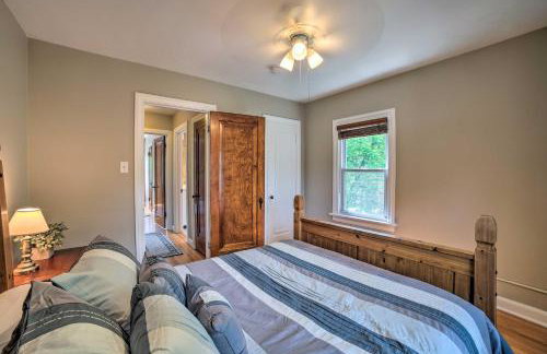 Pet-Friendly Lake Getaway 1 Block to Beach! - Foto 19