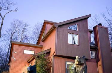 Bool Bear Lodge a pet friendly Pocono Vacation Home with Fireplace, BBQ and more - Foto 3