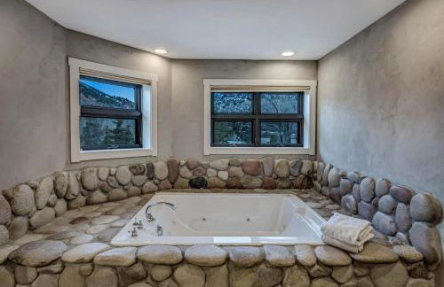 Cozy mountain home w riverfront patio - Foto 7