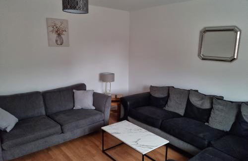 5 bedroom house - Cheshire Oaks - Photo 2