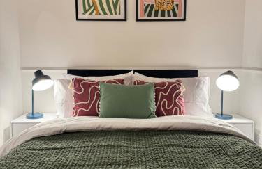 BIG House for Business Stays in Barnsley with 6-bedrooms & 8 Beds by PureStay - Foto 1