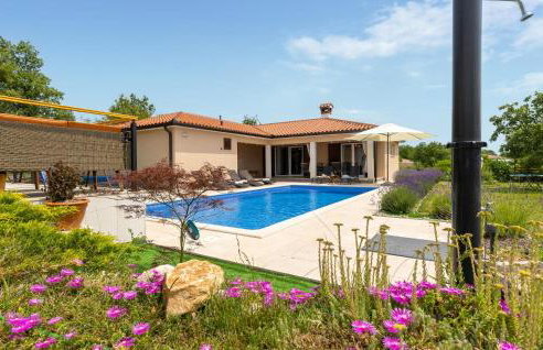 Beautiful Home In Kunj With Wifi - Photo 2