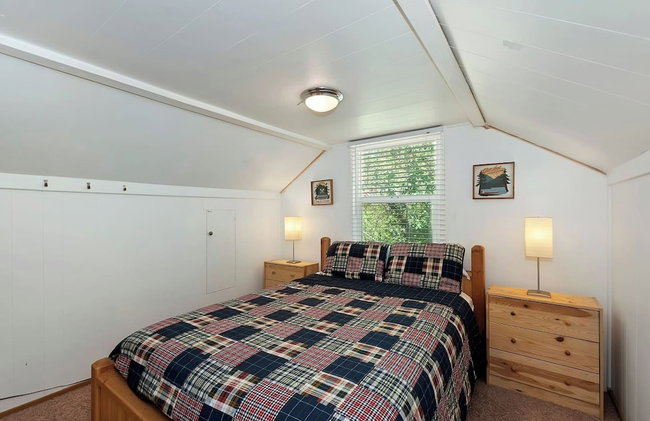 Sunshine Cabin - Cozy 2-Story Getaway - Photo 5