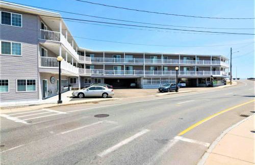 Stay Steps from Beach with Pool AC Parking - Foto 44