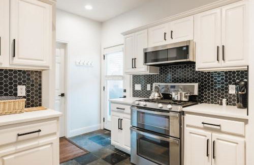 Modern 2-Story Cowboy Pool Home with King Beds Walk to 6th St & Rainey Street - Foto 11