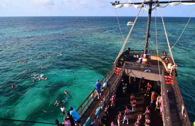 Aventura Pirata: Tour de medio día con esnórquel, nado con tiburones y show pirata - Foto 1
