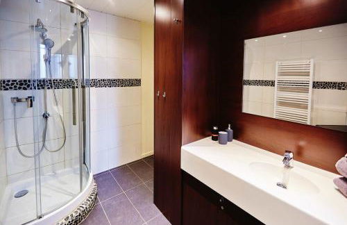 Cozy and Stylish with A-C in City Center! - Foto 11