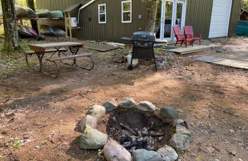 Hockey Themed Room with Wooded Trails - Foto 25