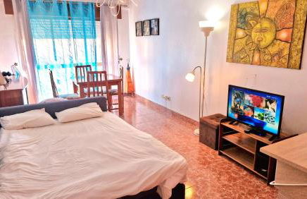 Enjoy Lisbon Cascais Sintra 1200 metres to metro blue line Sintra Rail line Free Parking - Foto 9