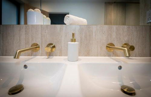 Spacious 5BR Home Near New Forest & Coast - Parking - Sleeps 10 - Photo 8