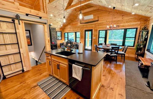 5R Cozy log chalet in fantastic location. Ski, snowshoe, fish, explore! AC, pet friendly! - Photo 36