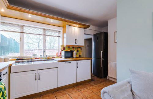 Stylish 4 Bedroom Home in Port Sunlight with 7 Beds Perfect for Business Bookings and Groups - Foto 56