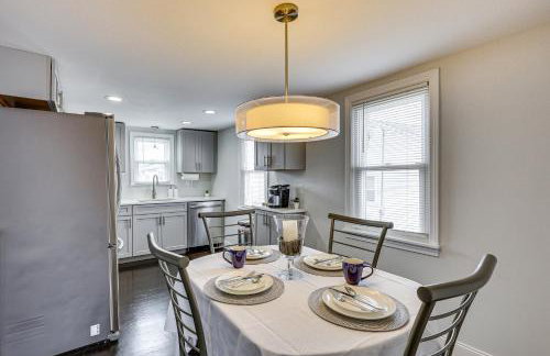 Modern Terryville Cottage with Deck and Lake View! - Foto 7