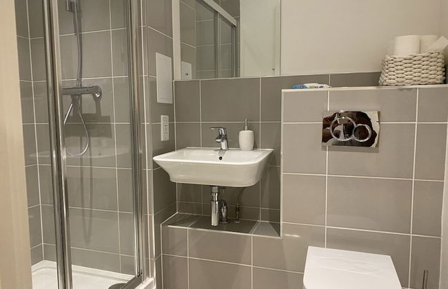 Cosy Stunning two Bed Apartment With Balcony - Foto 12